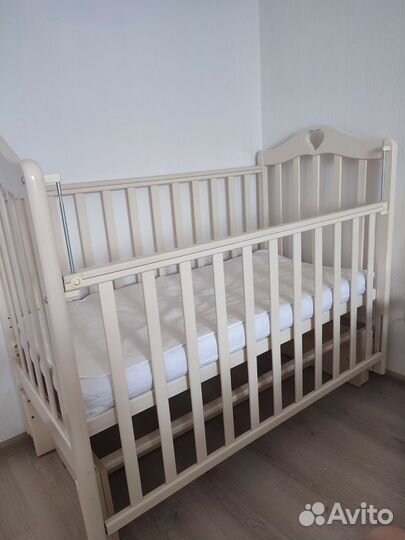 Кроватка для новорожденных с маятником