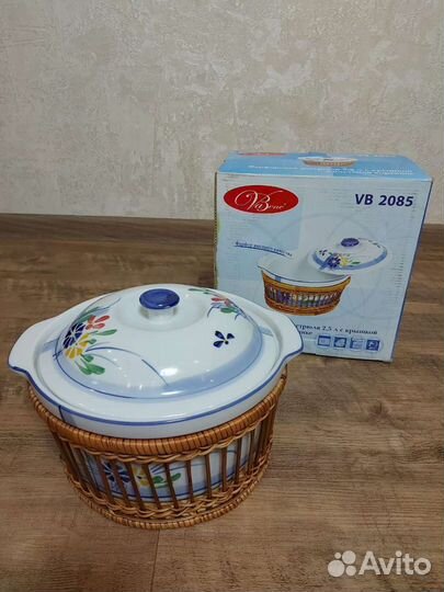 Фарфоровая кастрюля в плетёной корзине