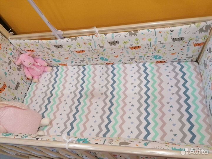 Детская кроватка с маятником