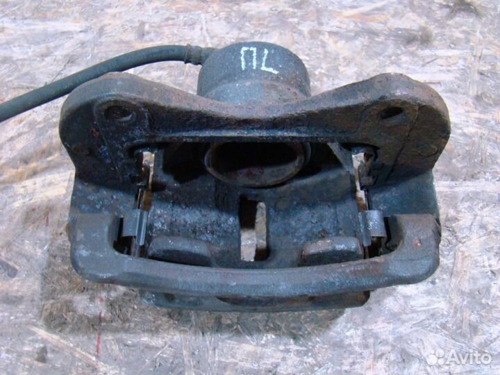 KIA Sportage 2 Суппорт тормозной передний левый