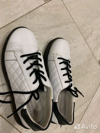 Кроссовки женские