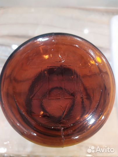 Банка из темного стекла