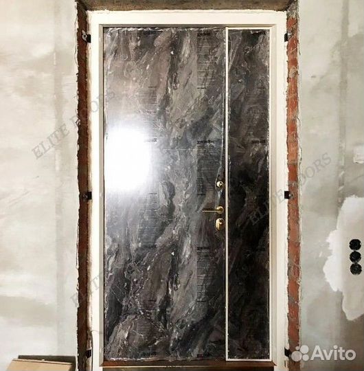 Белая двустворчатая металлическая дверь для дома