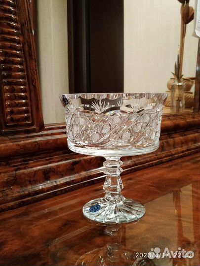 Хрустальная ваза на ножке