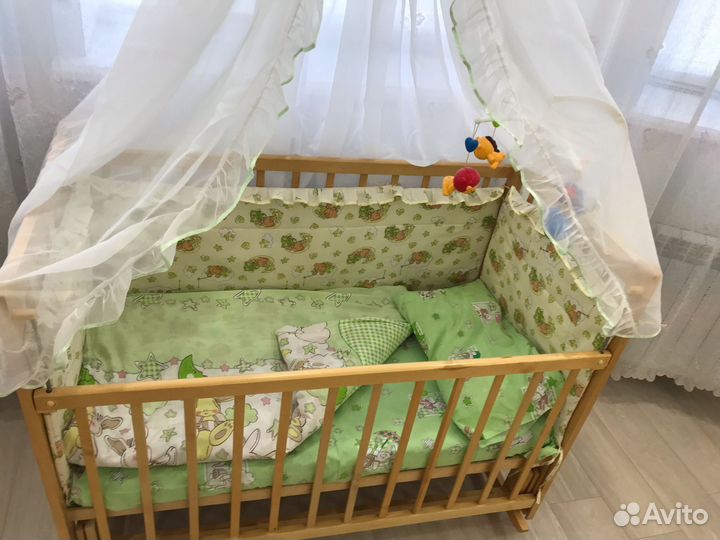 Детская кроватка с маятником