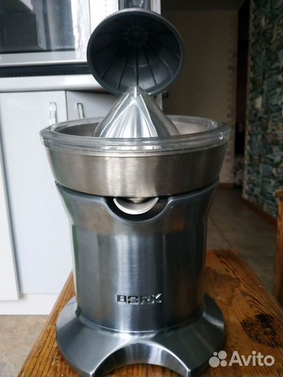 Соковыжималка BorkJU Cup9911BK