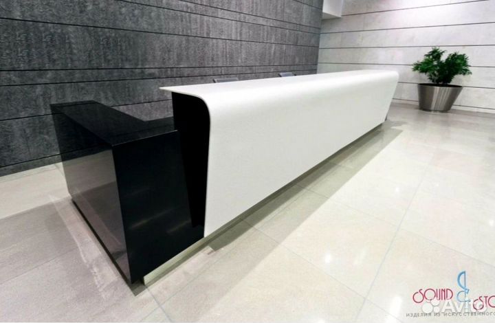 Барная стойка для приемной кварцевого агломерата