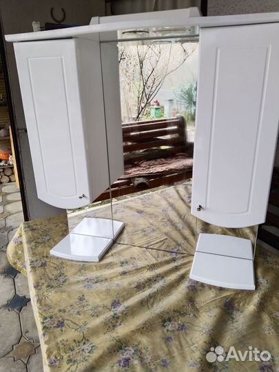 Зеркальный шкаф