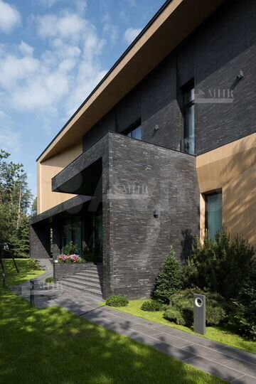 Дом 1150 м² на участке 26 сот.