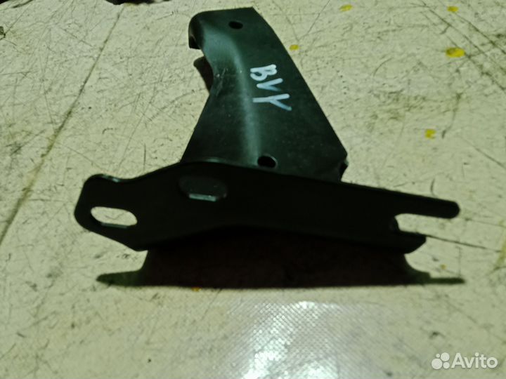 Кронштейн выпускного коллектора Volkswagen Passat