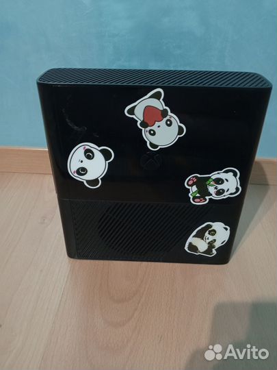 Xbox 360 slim e + 111 игр+ 2 геймпада