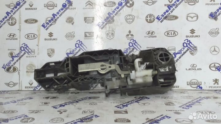 Кронштейн ручки двери правой Renault Fluence 2010