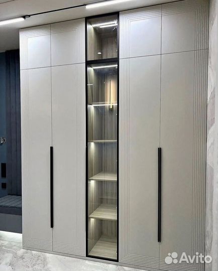 Прихожая со шкафом