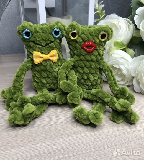 Вязаный брелок лягушка