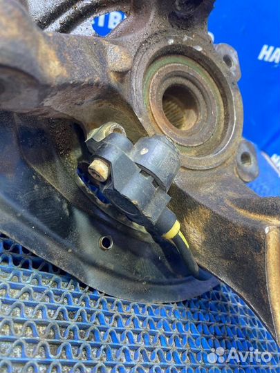 Передний правый поворотный кулак Opel Vectra B