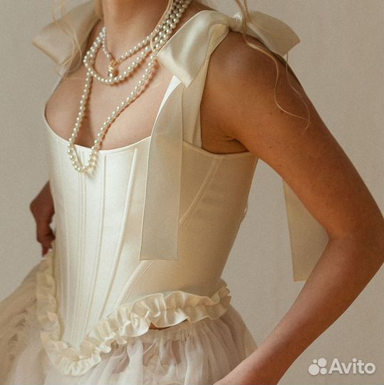 Корсет на бретелях из широких лент