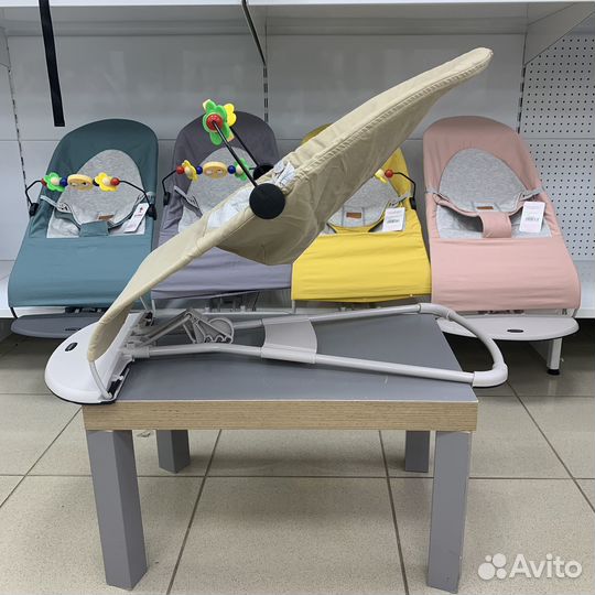 Шезлонг для новорожденных Luxmom (светлый хаки)
