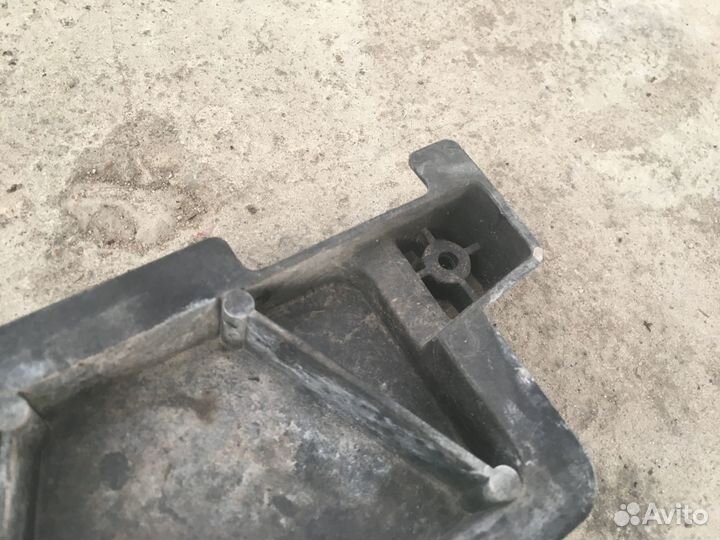 Кронштейн радиатора Skoda Rapid (3933)