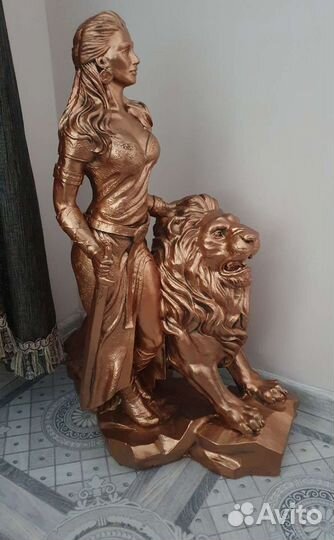 Девушка со львом