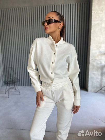 Костюм с вышивкой добермана