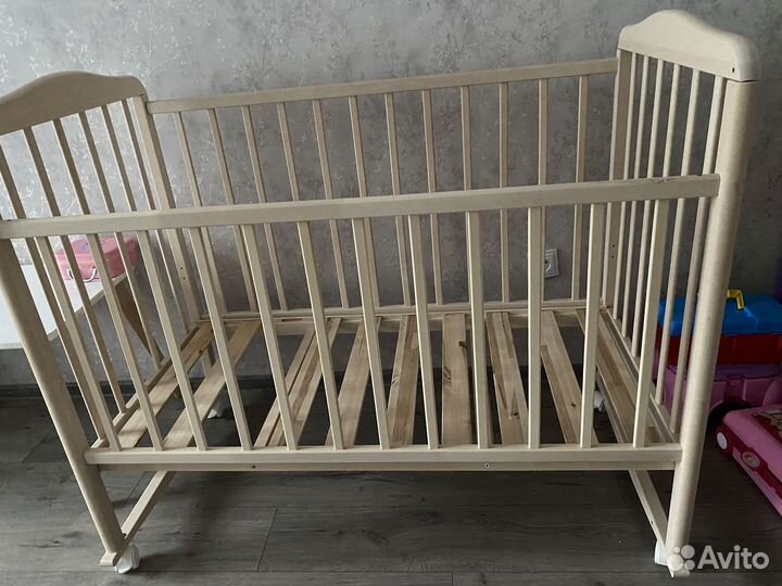 Детская кроватка с маятником