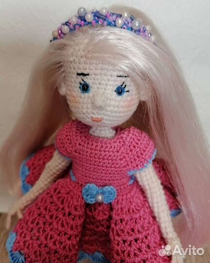 Вязаная кукла ручной работы