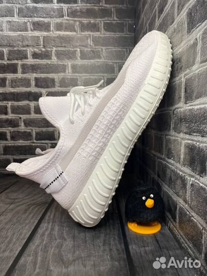 Кроссовки женские