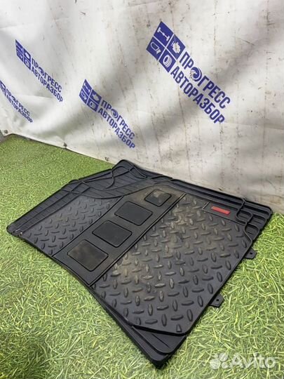 Коврик салона передний правый Toyota Avensis