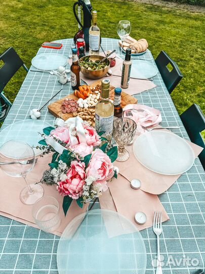 Стейк и вино вечеринка в загородном доме