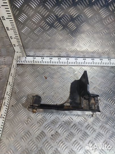 Кронштейн радиатора Mercedes-Benz A9405040740