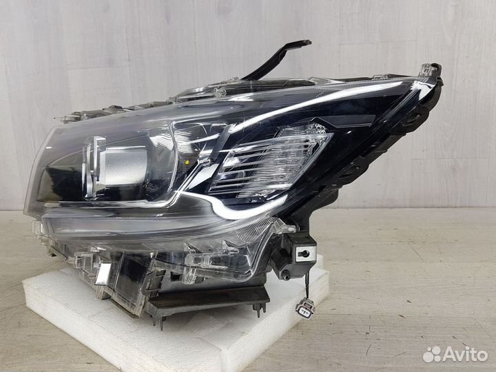 Фара левая Toyota Land Cruiser