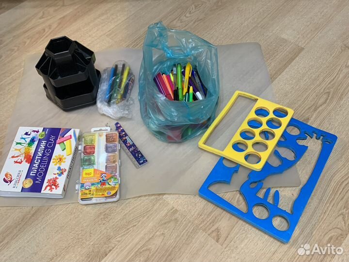 Пакет фломастеры, ручки, на стол подстилка, краски