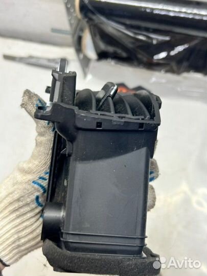 Дефлектор левый Kia Sportage 1.6 G4FD 08.2011