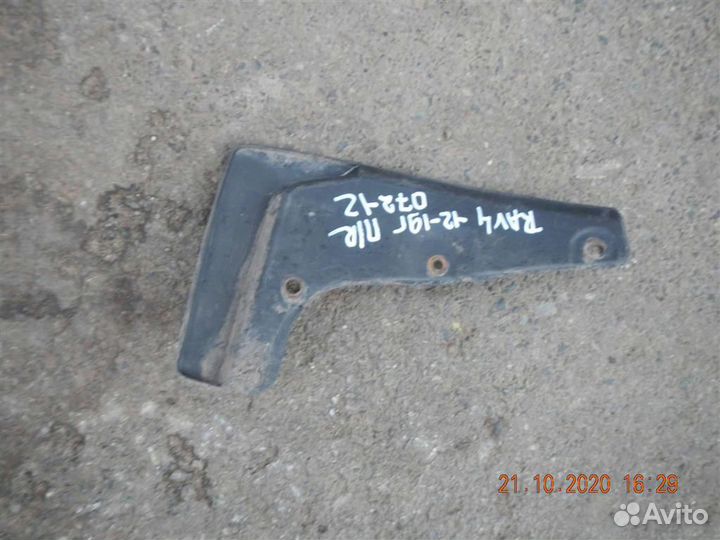 Брызговик передний правый Toyota RAV4 2013-2019