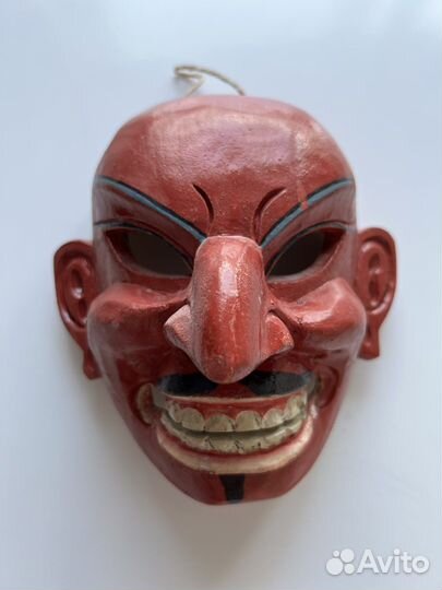 Маска из дерева. Бутан