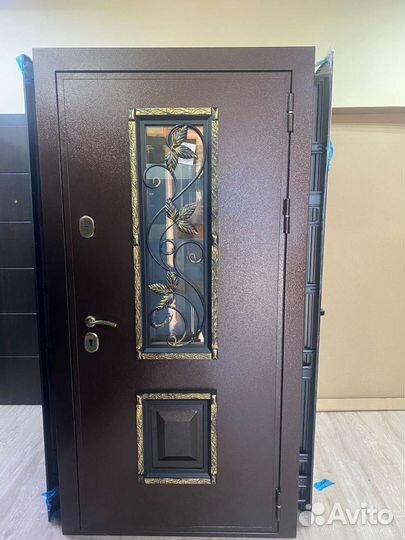 Дверь входная, со стеклом,ковкой