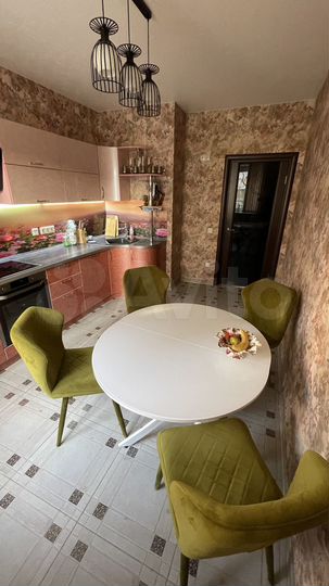 2-к. квартира, 52 м², 1/17 эт.