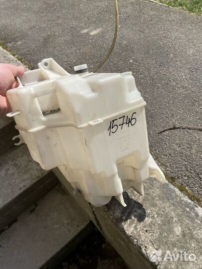 Бочек омывателя rav4