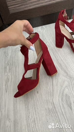 Босоножки на каблуке