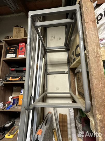 Полка-кронштейн для хранения колес автомобиля