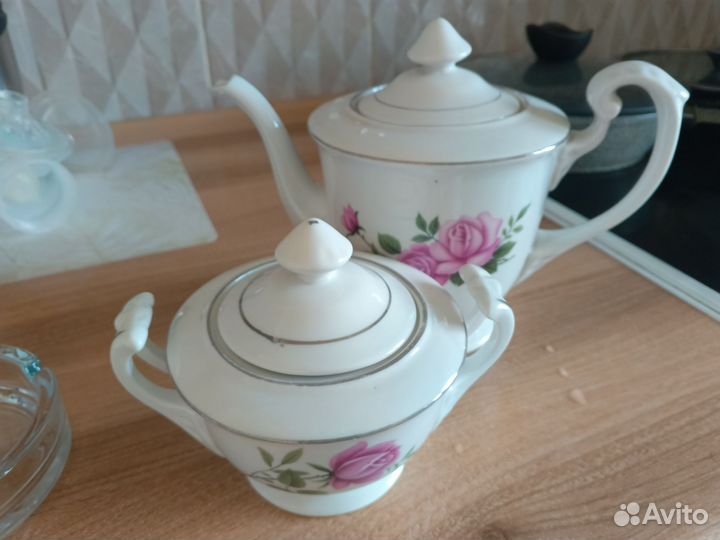 Заварочный чайник и сахарница