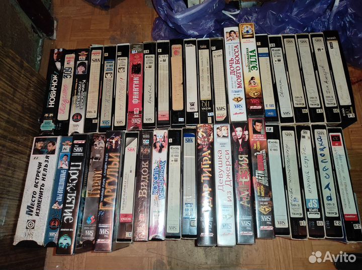 Видеокассеты VHS и диски CD, DVD