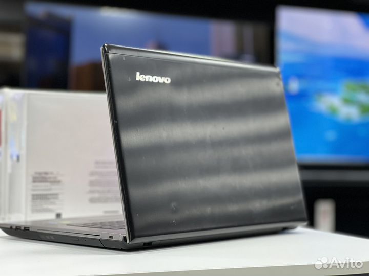 Игровой ноут 17.3 Core i7 8G озу SSD GeForce