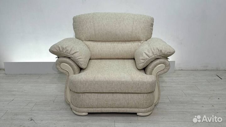 Кресло с деревянными вставками мягкое со спальным