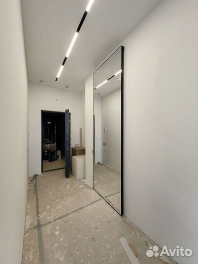 Зеркальная дверь