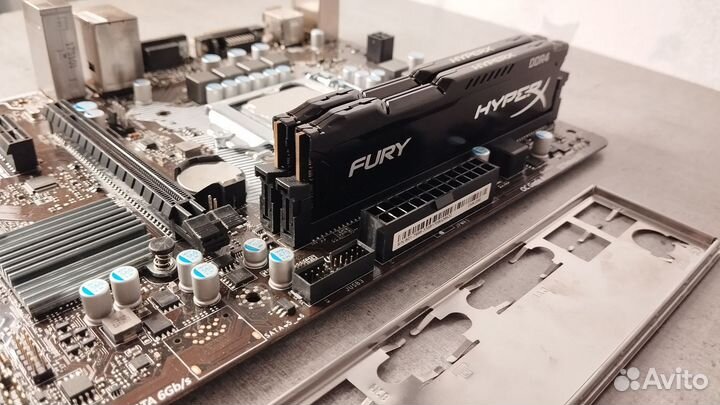 Материнская плата с процессором, памятью и кулером