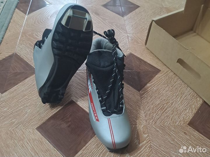 Лыжные ботинки новые 42 размер