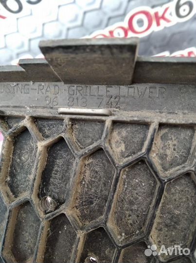 Chevrolet Aveo T250, 2005 решетка бампера б/у ориг