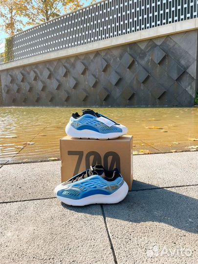 Кроссовки Adidas Yeezy boost 700