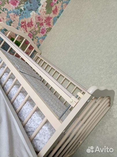 Кроватка с маятником. Новая